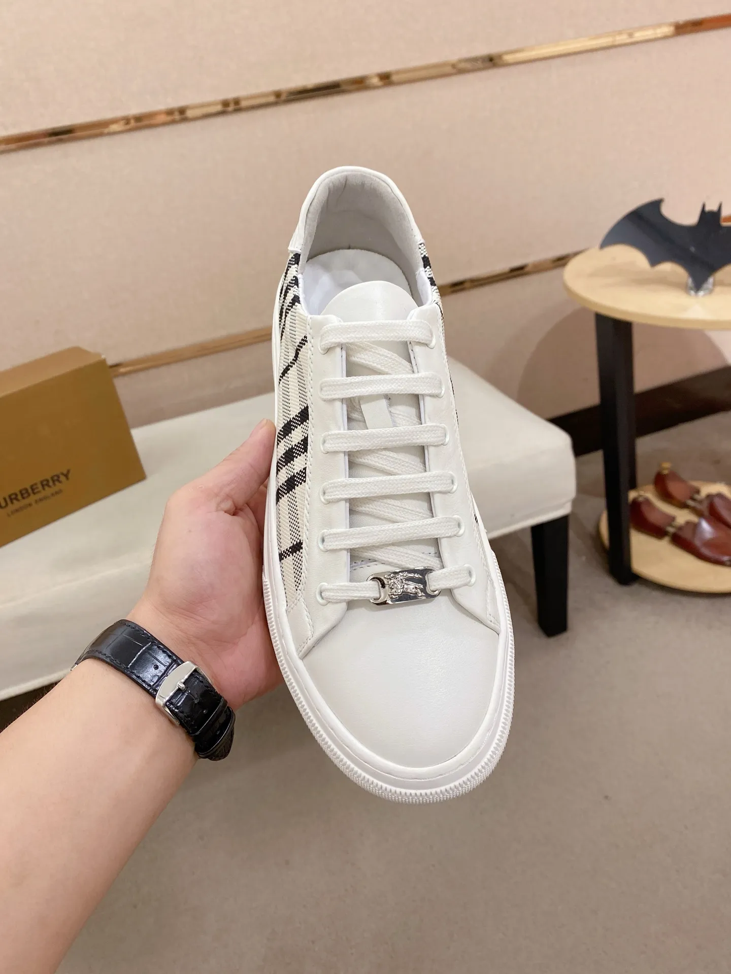 Men's shoes 💰: 400💰🇮🇹🇮🇹 Burberry top purchasing agent 🔍🔍Synchronized sale Positive code number: 38-44 Italian imported first-layer cowhide with fabric. Fully imported sheepskin lining, sole: the original sole is specially provided by the original factory, the exclusive movable molded sole is super comfortable, the original factory follows the order, 🔍🔍high quality, you can come in and out at will, welcome to compare